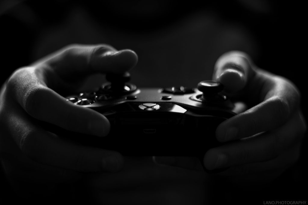 Spielekonsole vor schwarzem Hintergrund