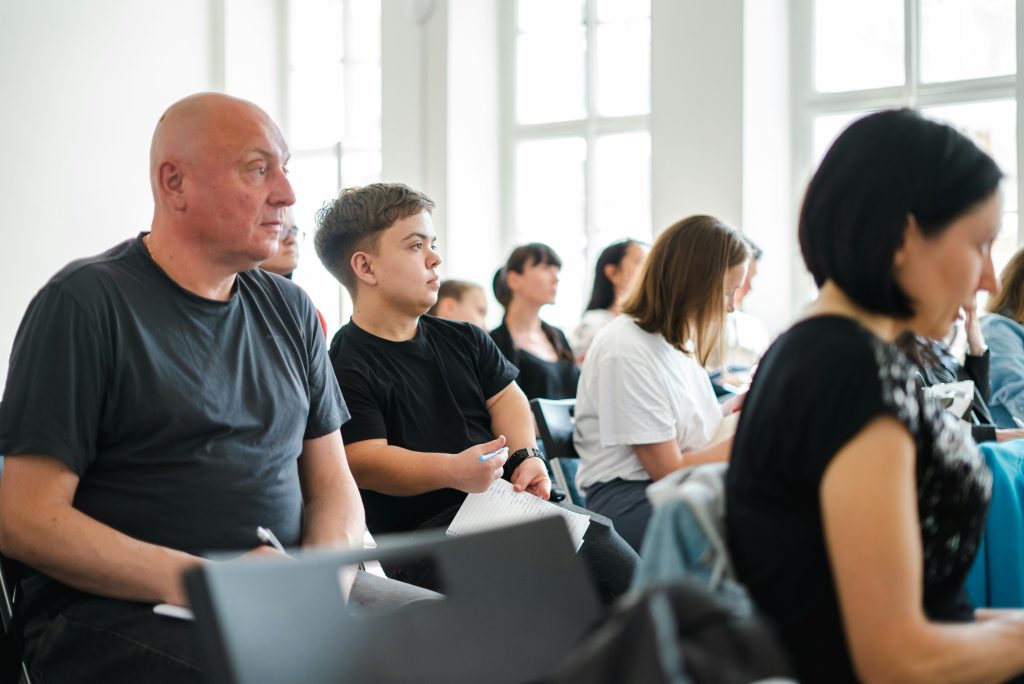 Zuhörer*innen bei Veranstaltung